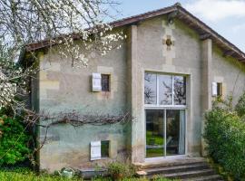 Gorgeous Home In Coutras With Wifi，位于Coutras的酒店
