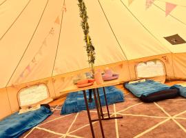 Dollys Den bell tent，位于圣贾斯特的海滩短租房