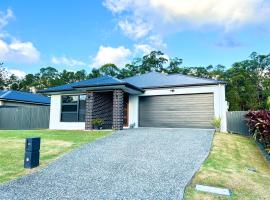Plantation Retreat 4 Bedroom Modern Home，位于Landsborough的酒店
