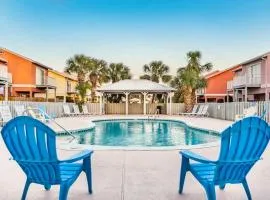 5 mins walk to Miramar Beach ! Pool in Backyard ! Dedicate Parking ! Dog Friendly ! Mins to Shopping