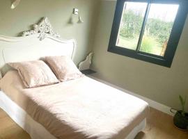 La Zingara’ bedroom，位于Busque的低价酒店