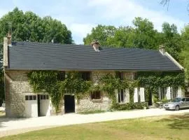 corps de ferme dans belle propriete avec chiens et chevaux