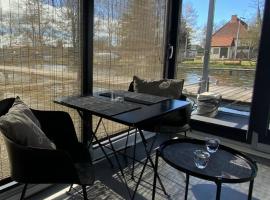 Unique Water Stay Tiny Hausboot f&uuml;r 2 Personen，位于策德尼克的船屋