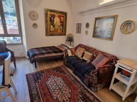 Beautifully restored romantic apartment in the centre of historic Dolcedo，位于多尔切多的公寓