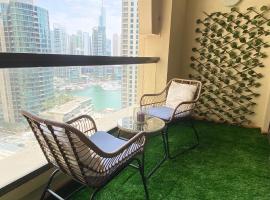 Charming spacious studio apartment in the heart of JBR By SWEET HOMES，位于迪拜的度假屋