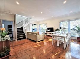 Sydney Meets Miranda, Comfy 4 Bedrooms Corner House，位于米兰达的酒店