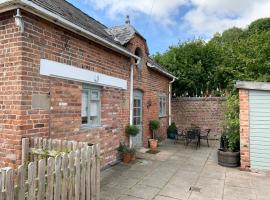 The Little Coach House in Wales，位于纽敦的酒店