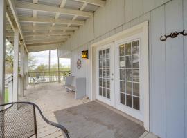 Vacation Rental in Kerrville Pets Welcome!，位于克尔维尔的度假屋