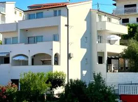 Apartments Dinko Podstrana