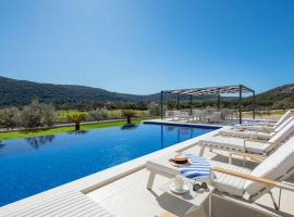 Luxury Villa Dolac near Split, airport, complete privacy, infinity heated pool，位于玛里纳的酒店