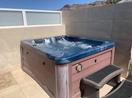 Bungalow el Valle in Puerto Rico with Jacuzzi，位于波多黎各的酒店