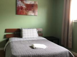 Private Rooms Male Accommodation Close to NAIT Kingsway Mall Downtown，位于埃德蒙顿的旅馆