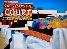 Cottonwood Court Motel，位于圣达菲圣达菲艺术与设计大学附近的酒店