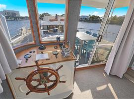 Caloundra Houseboats，位于Pelican Waters的船屋