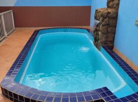 Casa pra Agrishow 6 pessoas, 3 banheiros, 2 quartos, piscina，位于里贝朗普雷托的酒店