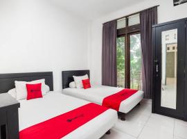 RedDoorz Syariah near Grand Galaxy Park，位于Ceger的酒店