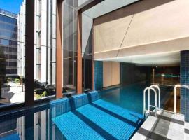 Midnight Luxe 2BR 2Bath Apartment 408 in the heart of Braddon Pool Sauna L4 Views Secure Parking Wine WiFi，位于堪培拉的酒店