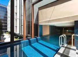 Midnight Luxe 2BR 2Bath Executive Apartment in the heart of Braddon Pool Sauna L4 Views Secure Parking Wine WiFi