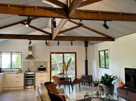 Studio@Mimburi. Eco-luxe studio and amazing views!，位于Booroobin的酒店