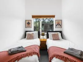 House 5 Ironcroft - Modern Pet-friendly, Walk to beach & village