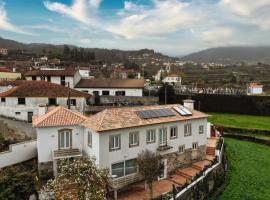 Coliving The VALLEY Portugal PRIVATE BEDROOMS, SHARED FEMALE BEDROOM with a bed and futons, SHARED MALE BEDROOM with a bed and futons, shared bathrooms and a coworking space，位于瓦莱迪坎布拉的乡间豪华旅馆
