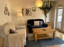 House 6 Goldcroft - Walk to Beach & Village, Pet-friendly & hottub