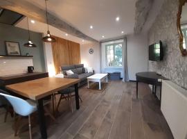 Studio meublé avec terrasse axe Rennes Saint Malo，位于La Baussaine的带停车场的酒店