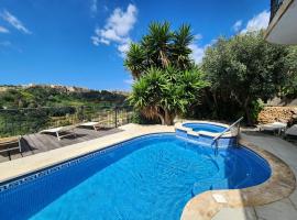 Exclusive Pool with your own views with 3 bedrooms and 4 bathrooms in Gozo，位于Għajn il-Kbira的酒店