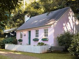 Enchanting Retreat - The English Cottage at Tamborine Mountain，位于谭伯连山的酒店