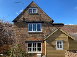 Beautiful 500 year old listed Kentish cottage，位于温厄姆的酒店