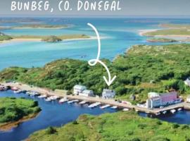 The Old Boathouse at Bunbeg Harbour，位于布恩贝格的度假短租房