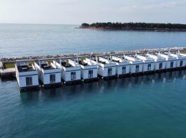 The Sea Lodges Novigrad - Bootshaus Floating Sea House，位于诺维格勒伊斯特拉的带按摩浴缸的酒店