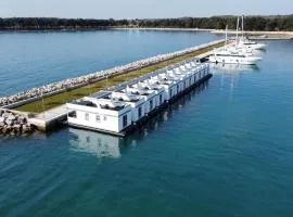 The Sea Lodges Novigrad - Bootshaus Floating Sea House