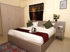 HOTEL ROYAL SUITES AND ROOMS Near AIG Hospital Gachibowli，位于Gachibowli的度假短租房