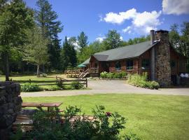 Lodge on Big Brook adjoining state easement Hunter’s/snowmobile paradise，位于Long Lake的酒店