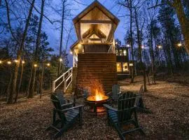 Luxury Cabin Getaway! Hot tub, Pet Friendly, Foosball & More