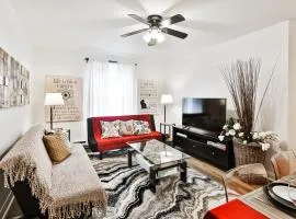 Comfortable 2-BEDROOM APARTMENT - Free and plentiful PARKING - 10 minutes to AIRPORT and 15 minutes to DOWNTOWN Montreal - Near Popular Waterfront Restaurants - located in Beautiful Lachine