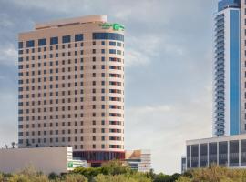 Holiday Inn & Suites - Dubai Science Park, an IHG Hotel，位于迪拜Arabian Ranches Golf Club附近的酒店