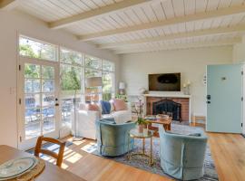 Vacation Rental Home about 1 Mi to Carmel Beach!，位于卡梅尔的酒店