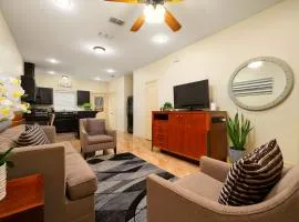 Hummingbird Haven 7 w King bed free parking Patio