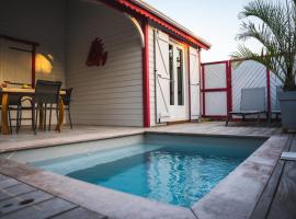 Caraïbes Cottage Grenat piscine privée 900m de Grande anse，位于德赛的度假屋