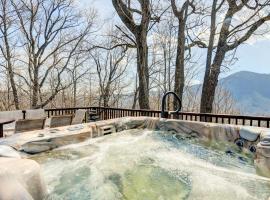 Stunning Maggie Valley Getaway with Decks, Fire Pit!，位于马吉谷的酒店