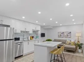 Family Friendly - HOT TUB - Near Toronto & UOIT