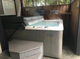 Hot Tub Hideaway，位于Shawnigan Lake的公寓