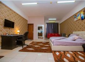 Queens Rentals - Studio Apartments - Village Walkway - Masaki - Dar es Salaam，位于达累斯萨拉姆海边悬崖村购物中心附近的酒店