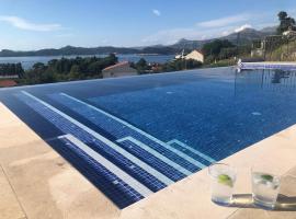 Magnificent new Villa Tofta on Lopud, Croatia. Sea views from the infinity pool，位于洛帕德的度假屋