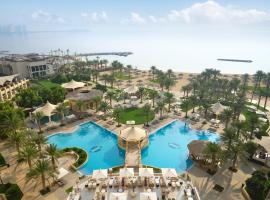 InterContinental Doha Beach & Spa, an IHG Hotel，位于多哈卡塔尔国际展览中心附近的酒店