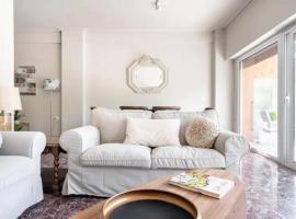 Flisvos Marina refurbished apartment，位于雅典阿韦罗夫附近的酒店