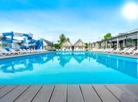 Holiday Park & Resort Ustronie Morskie，位于尤斯托尼莫斯基的酒店