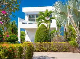 Le Corbusier Style Villa In Green Neighbourhood with Pool，位于梅尔皮姆的乡村别墅